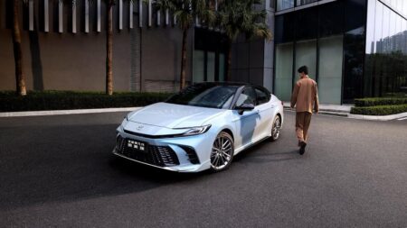 เปิดรับจอง Toyota Camry Hybrid เริ่ม 8.9 แสนบาท ที่จีน
