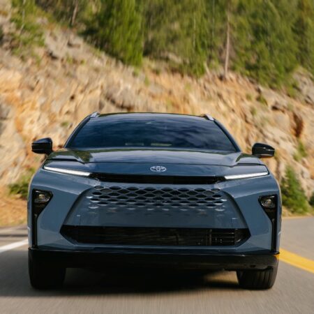 โตโยต้า กำไรพุ่งทุบสถิติ ยอดขายไฮบริดเพิ่มขึ้น ช่วง EV แผ่ว